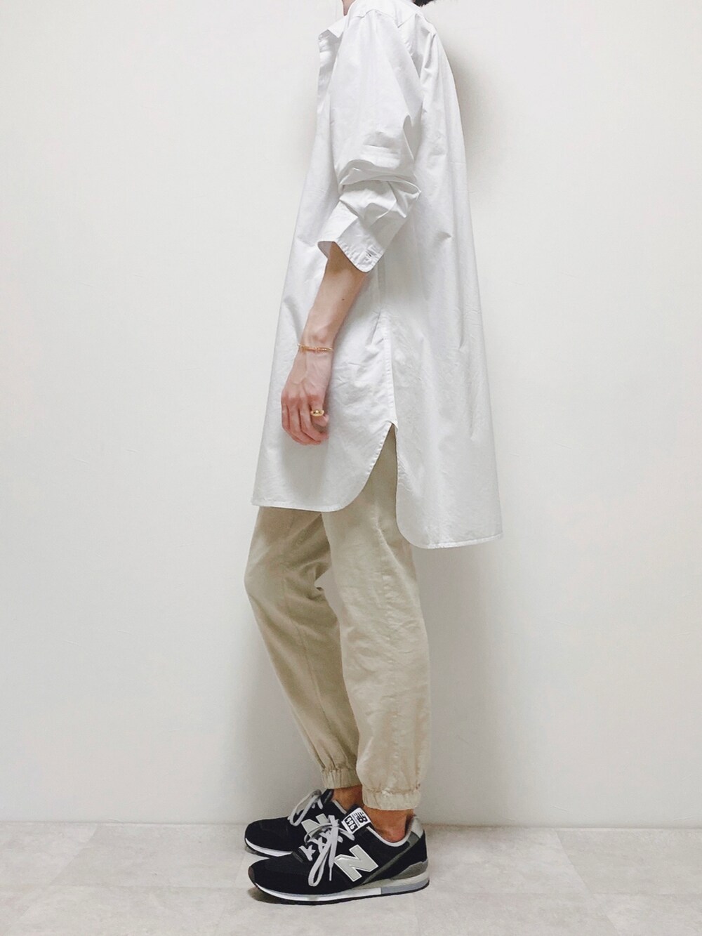 ホワイト系のシャツ/ブラウス、ベージュ系のその他パンツ、ブラック系のスニーカーを着用したメンズの春コーディネートの2枚目の写真