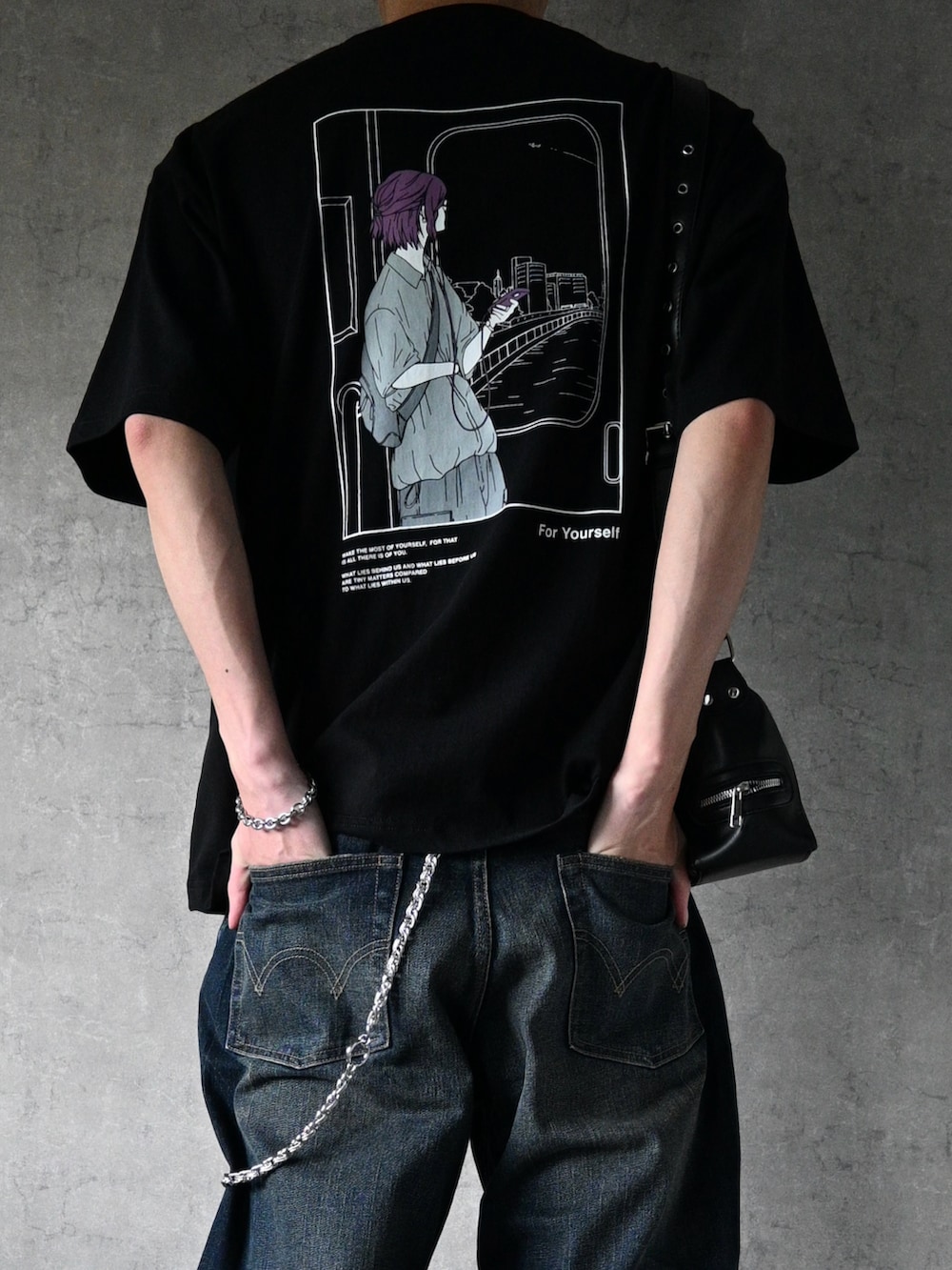 ブラック系のTシャツ/カットソー、ブラック系のショルダーバッグ、ブラック系のスニーカーを着用したメンズの春コーディネートの2枚目の写真