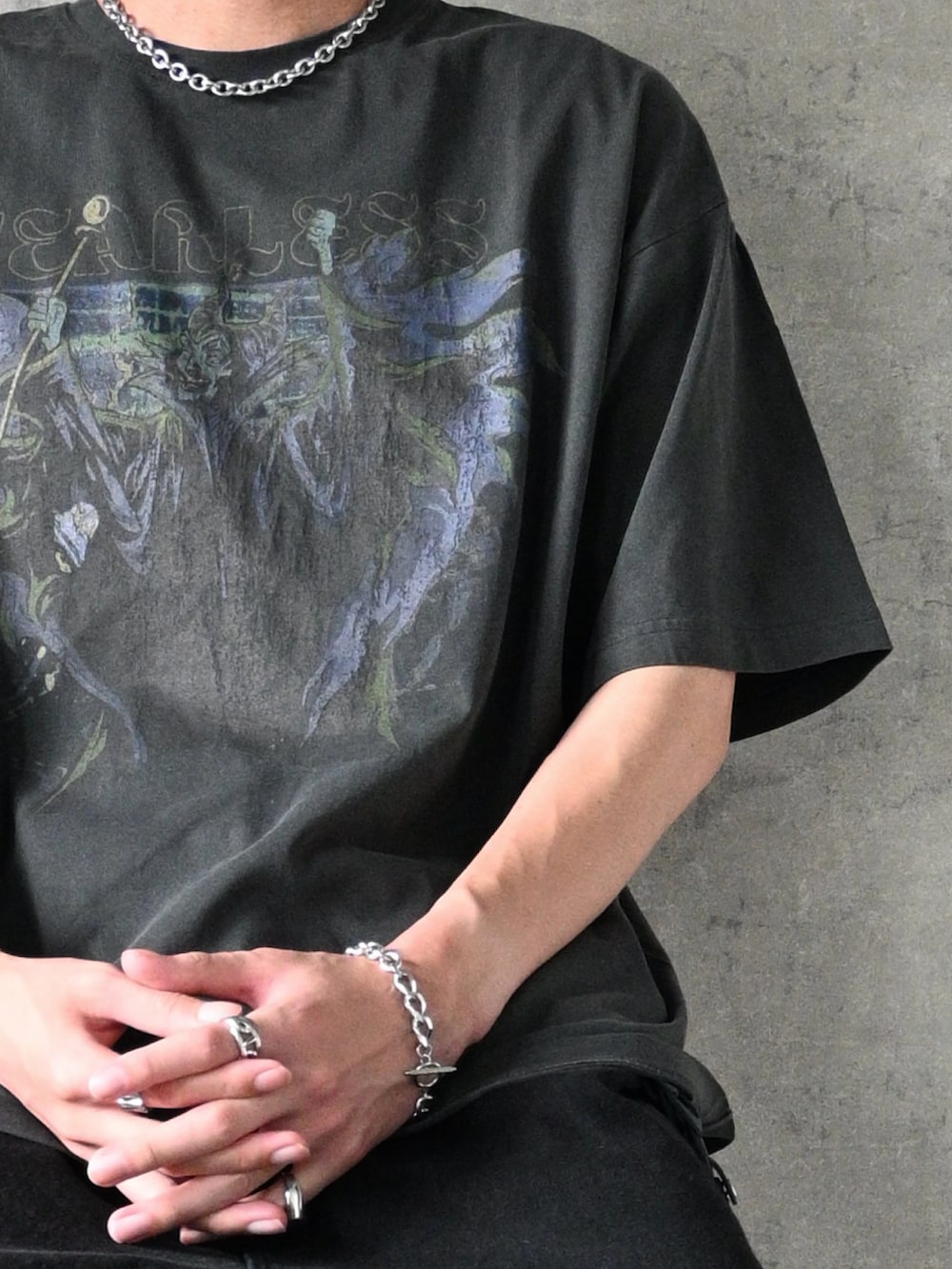 グレー系のTシャツ/カットソー、ブラック系のスニーカー、シルバー系のブレスレットを着用したメンズの夏コーディネートの2枚目の写真