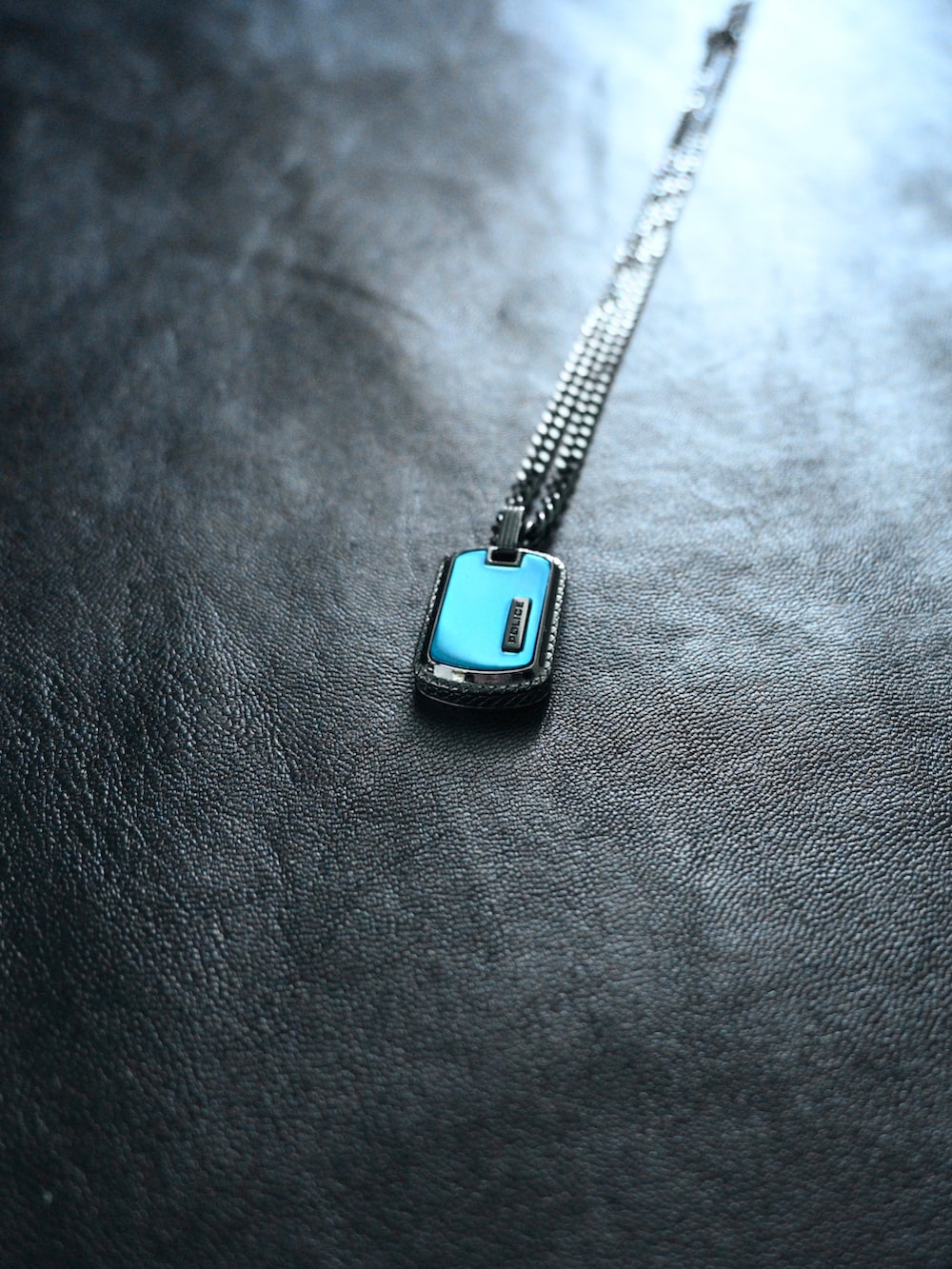 ブルー系のデニムパンツ、ブルー系のスウェット、ブラック系のスニーカーを着用したメンズの秋コーディネートの2枚目の写真