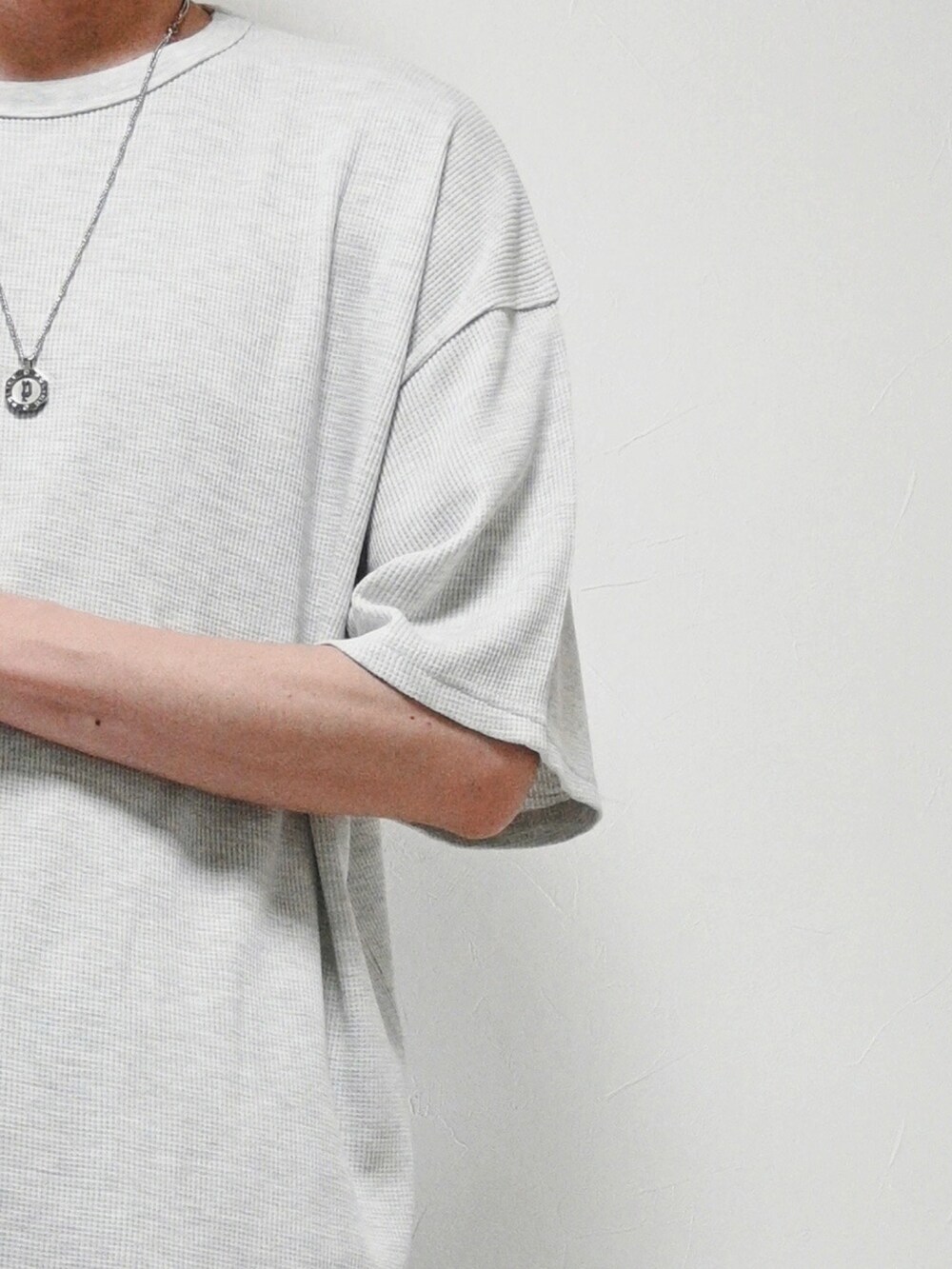 ベージュ系のTシャツ/カットソー、ホワイト系のTシャツ/カットソー、ブルー系のデニムパンツを着用したメンズの春コーディネートの2枚目の写真