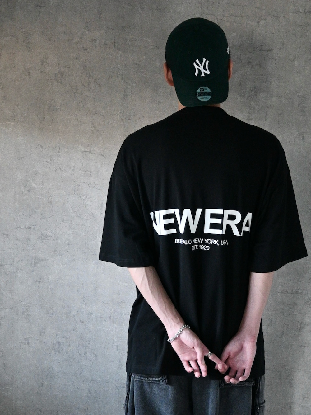 ブラック系のTシャツ/カットソー、ブラック系のスニーカー、ブラック系のスウェットパンツを着用したメンズの夏コーディネートの2枚目の写真