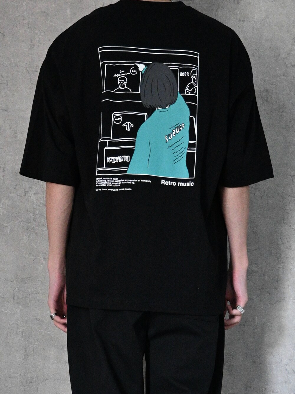ブラック系のTシャツ/カットソー、ブラック系のチノパンツ、ブラック系のスニーカーを着用したメンズの夏コーディネートの2枚目の写真