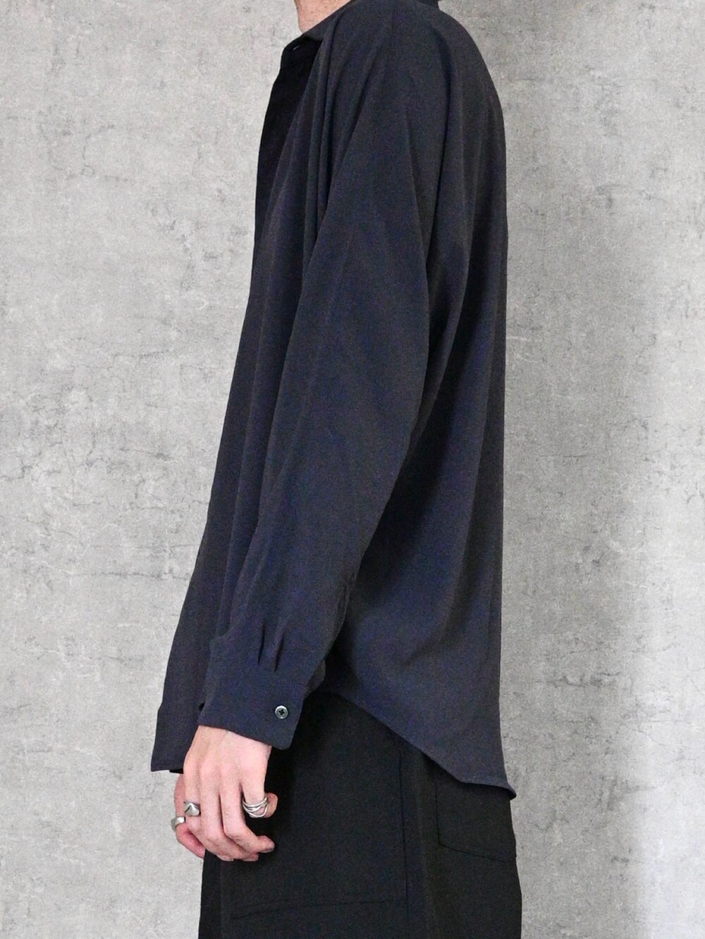 グレー系のシャツ/ブラウス、ブラック系のパンツ、ブラック系のスニーカーを着用したメンズの春コーディネートの4枚目の写真