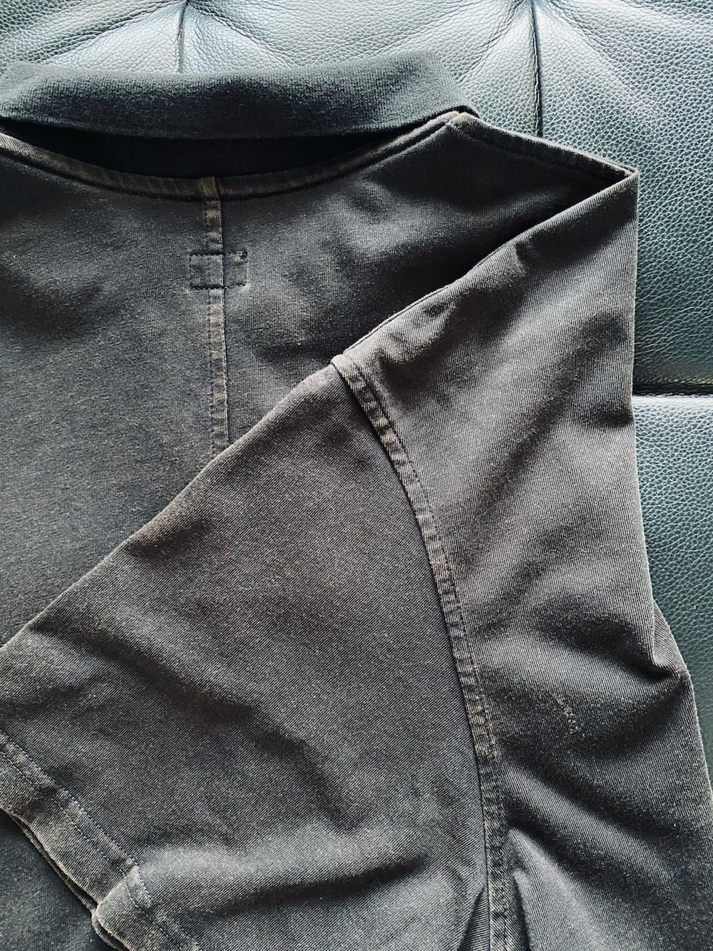 ブラック系のデニムパンツ、ブラック系のポロシャツ、ブラック系のスニーカーを着用したメンズの夏コーディネートの2枚目の写真