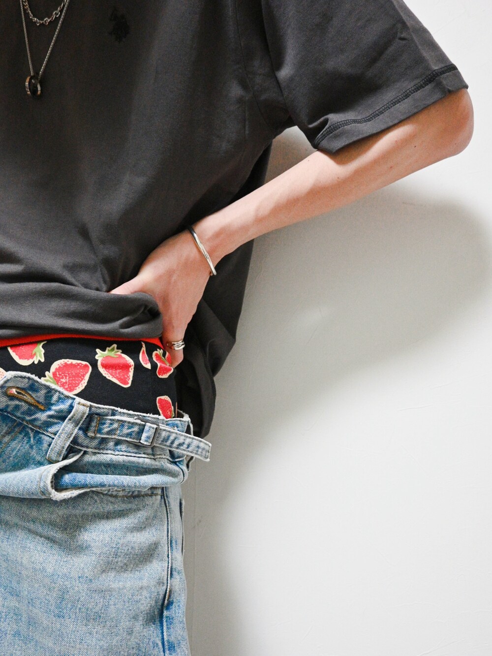 「夏ファッション、WEARyouthコーデ、お出かけコーデ、POLICE、PR、夏だ!Tシャツ着よう!、デニムパンツ」|「U.S. POLO ASSN.のU.S. POLO ASSN. /ユーエスポロアッスン 別注 ワンポイント刺繍ロゴ オーバーサイズ 配色Tシャツ<ユニセックス>(Tシャツ/カットソー、グレー系)」を使った、ちょびさん(メンズ・184cm)の夏コーディネートの3枚目の写真