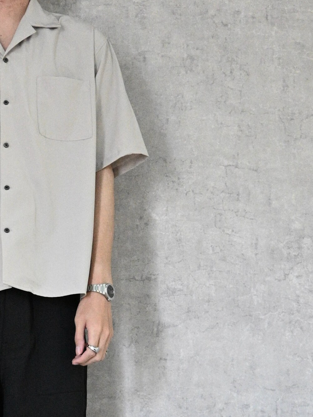 ベージュ系のシャツ/ブラウス、ブラック系のパンツ、ブラック系のスニーカーを着用したメンズの春コーディネートの2枚目の写真