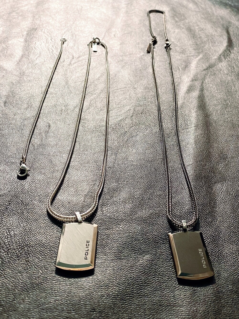 ブラック系のムートンコート、ブルー系のデニムパンツ、ブラック系のスニーカーを着用したメンズの秋コーディネートの3枚目の写真