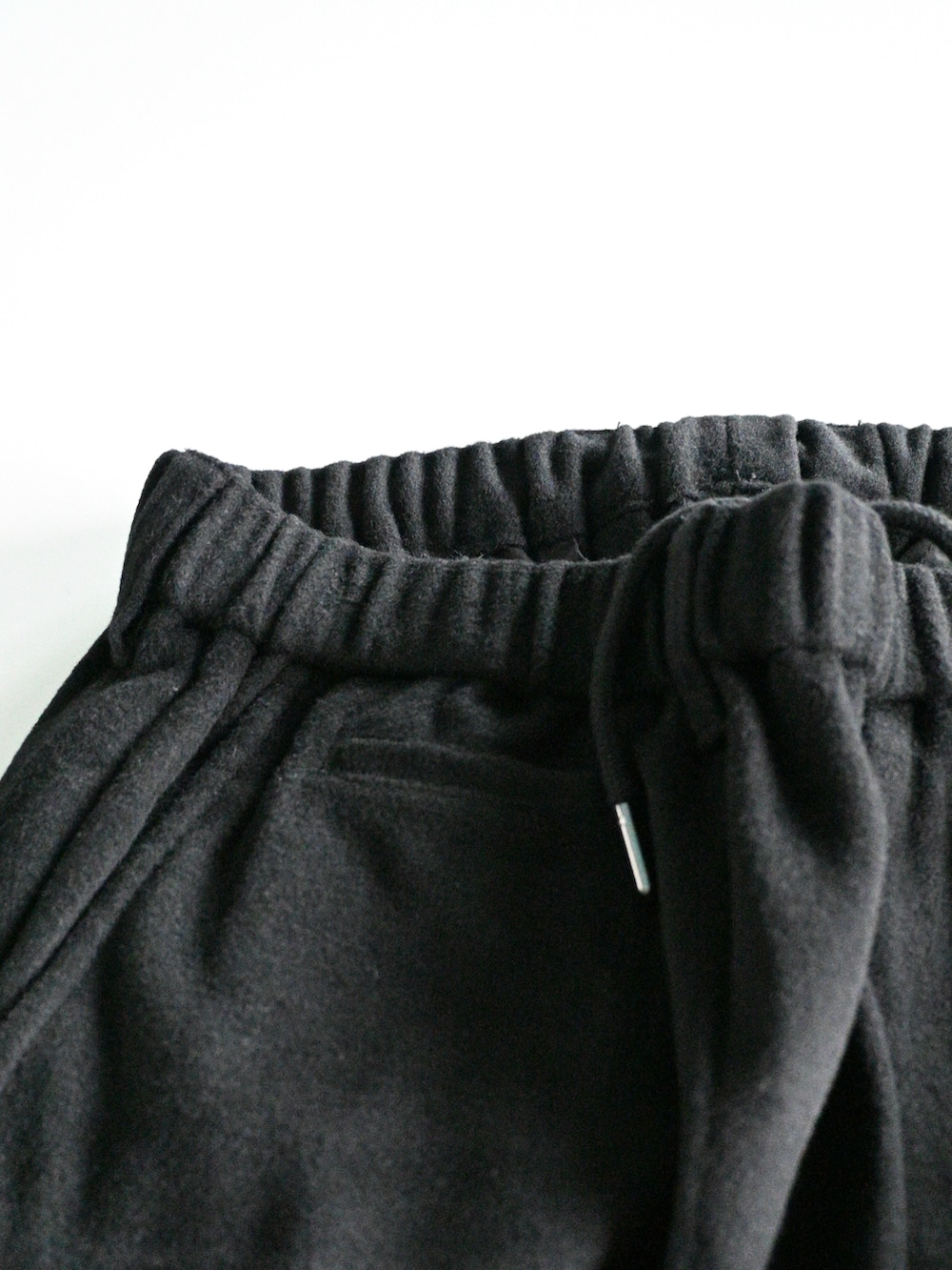 ブラック系のシャツ/ブラウス、ブラック系のスニーカー、ブラック系のブルゾンを着用したメンズの秋コーディネートの4枚目の写真