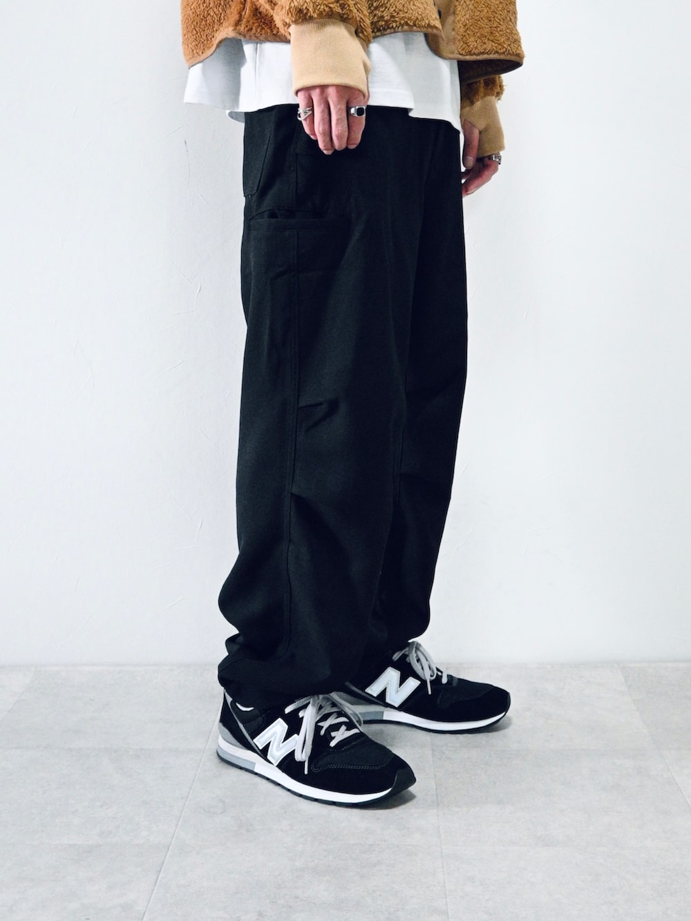 ベージュ系のジャケット/アウター、ブラック系のパンツ、ブラック系のスニーカーを着用したメンズの冬コーディネートの3枚目の写真