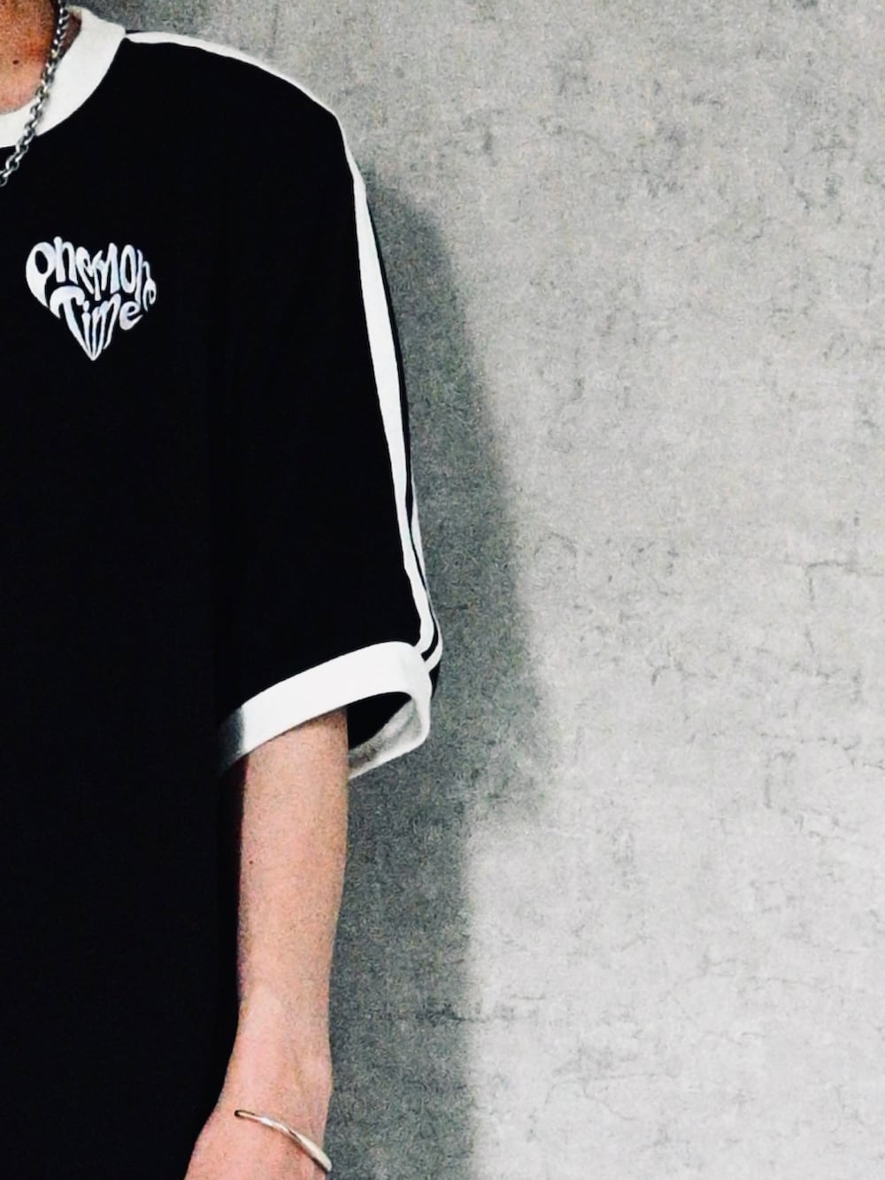 ブラック系のTシャツ/カットソー、ブラック系のその他パンツ、シルバー系のネックレスを着用したメンズの春コーディネートの2枚目の写真