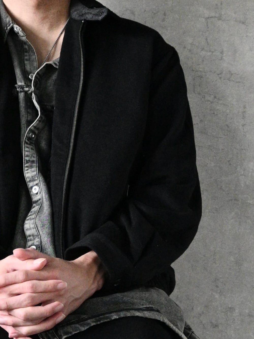 ブラック系のシャツ/ブラウス、ブラック系のスニーカー、ブラック系のブルゾンを着用したメンズの秋コーディネートの2枚目の写真