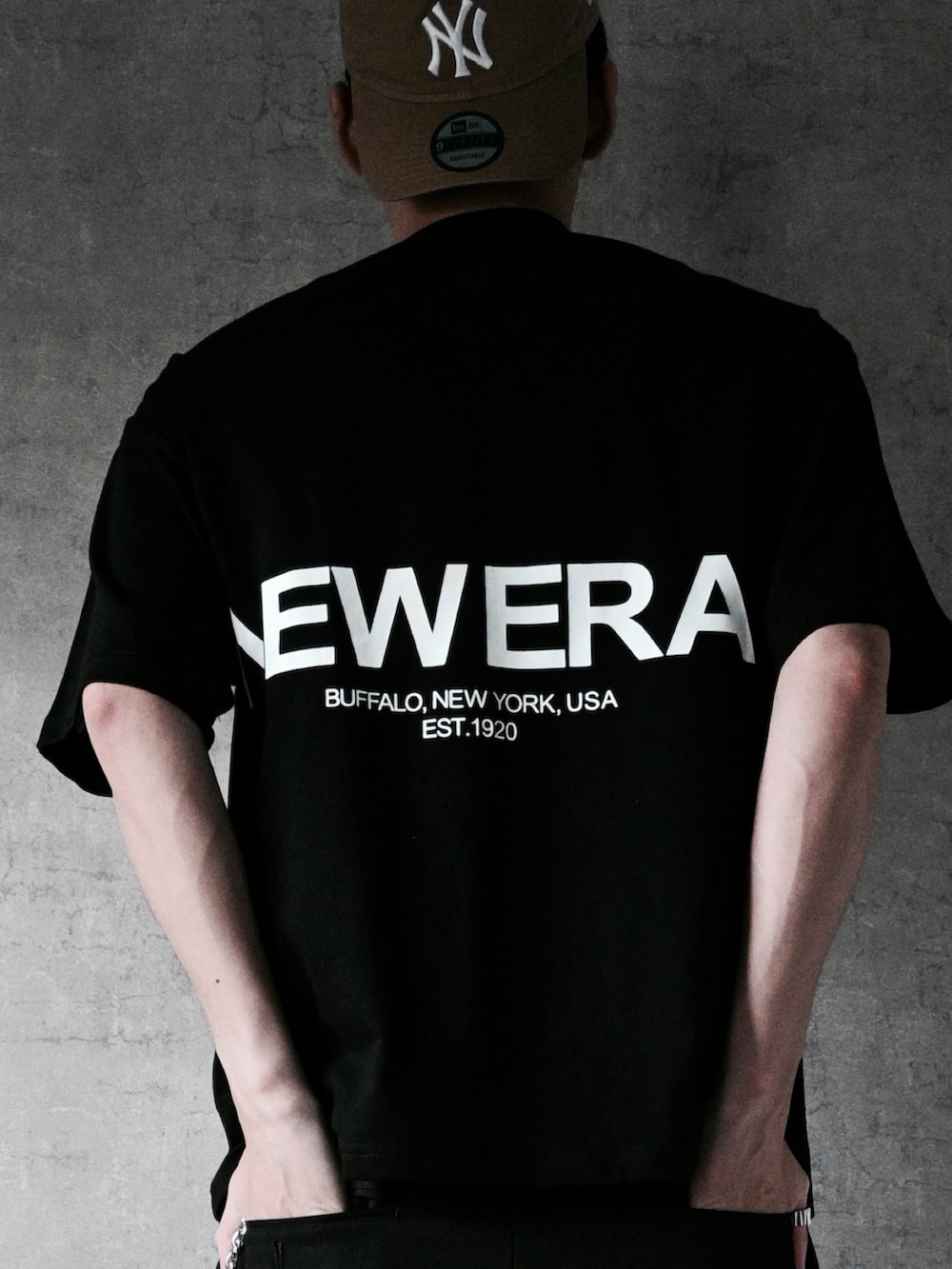 ブラック系のTシャツ/カットソー、ブラック系のスニーカー、ブラック系のウォレットチェーンを着用したメンズの夏コーディネートの2枚目の写真