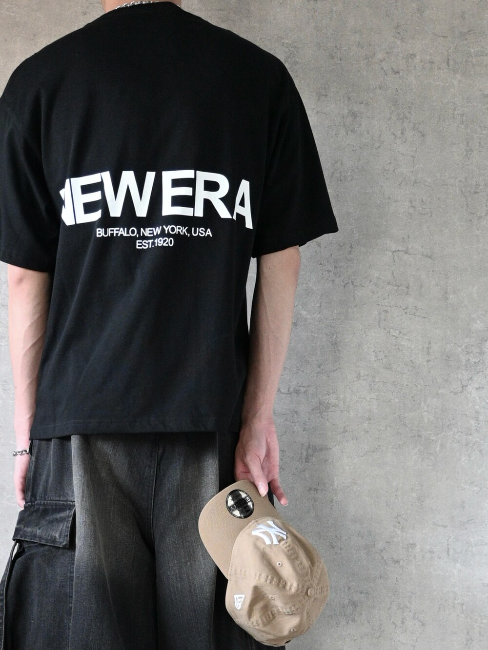 ブラック系のTシャツ/カットソー、ブラック系のTシャツ/カットソー、ベージュ系のキャップを着用したメンズの秋コーディネートの2枚目の写真