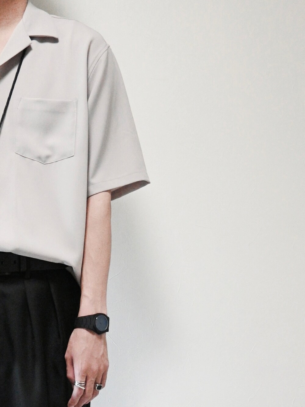 ベージュ系のシャツ/ブラウス、ブラック系のショルダーバッグ、ブラック系のスラックスを着用したメンズの夏コーディネートの2枚目の写真