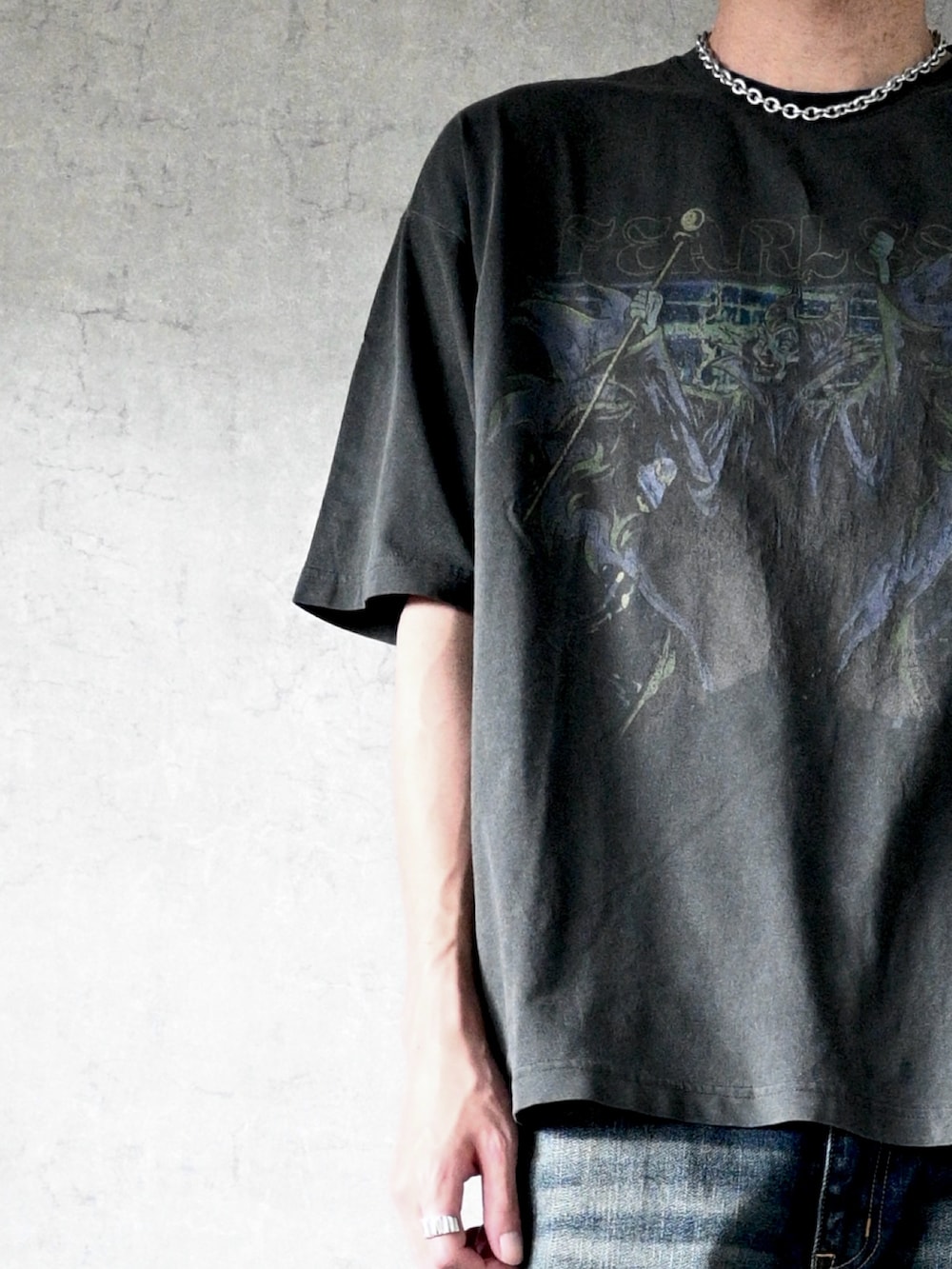 グレー系のTシャツ/カットソー、ブラック系のスニーカー、ブラック系のショルダーバッグを着用したメンズの夏コーディネートの2枚目の写真