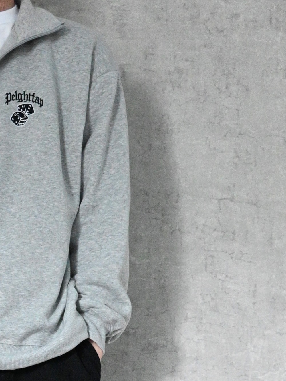 グレー系のスウェット、ブラック系のスニーカー、グレー系のショルダーバッグを着用したメンズの春コーディネートの2枚目の写真