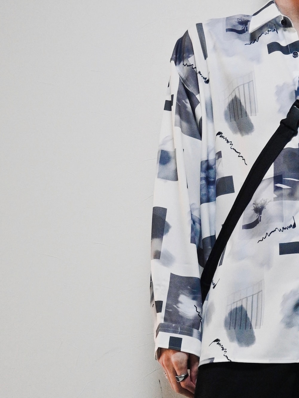 「秋服準備はじめました、WEARyouthコーデ、johnscloset、PR、柄シャツ、シャツスタイル」｜「Naive magicの【a】ナチュラルストレッチポリエステル バルーンスリーブ サイドスリット 長袖総柄シャツ（シャツ/ブラウス、ホワイト系）」を使った、ちょびさん（メンズ・184cm）の秋コーディネートの2枚目の写真