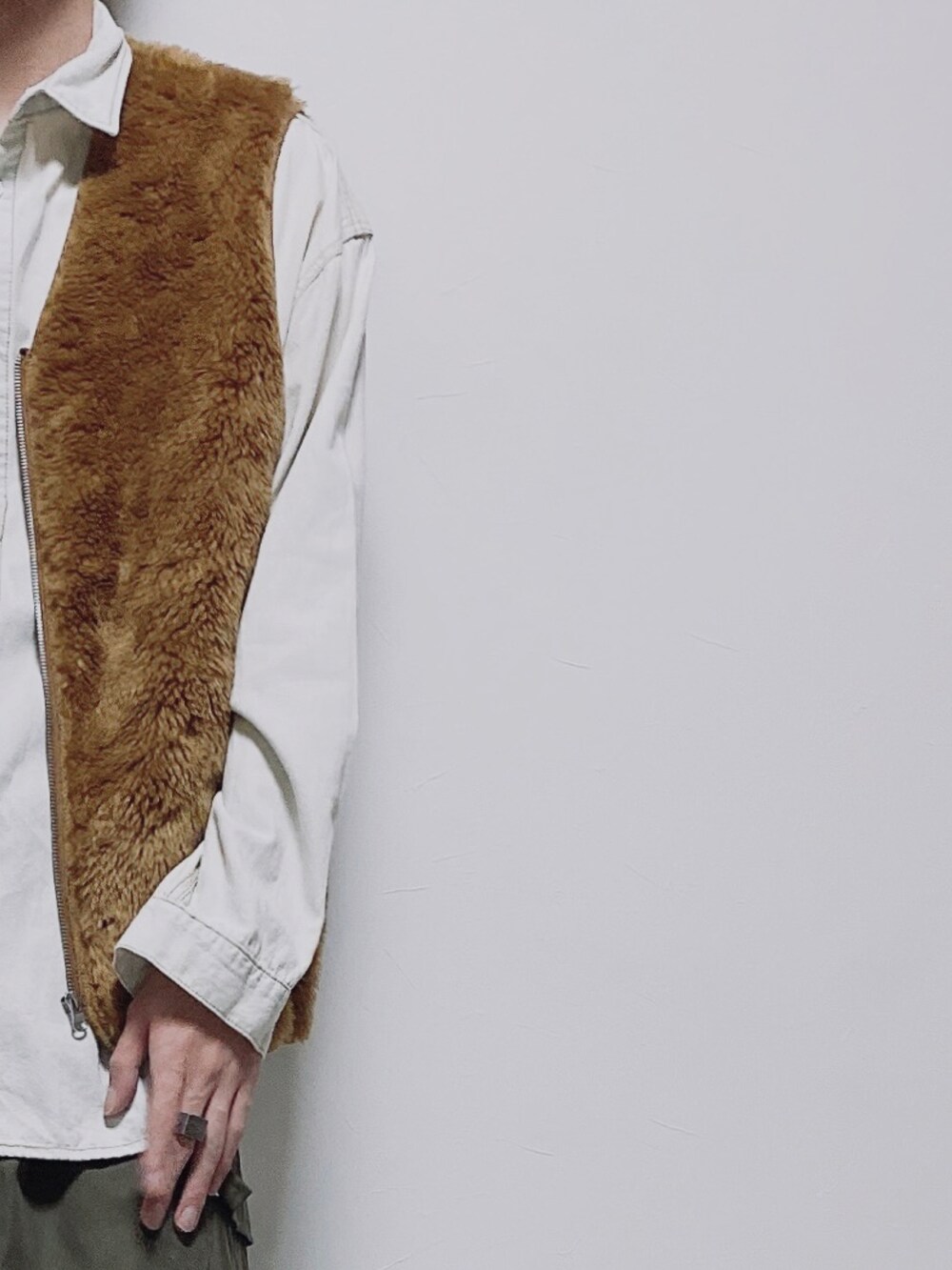 イエロー系のベスト、グリーン系のカーゴパンツ、ブルー系のシャツ/ブラウスを着用したメンズの秋コーディネートの2枚目の写真