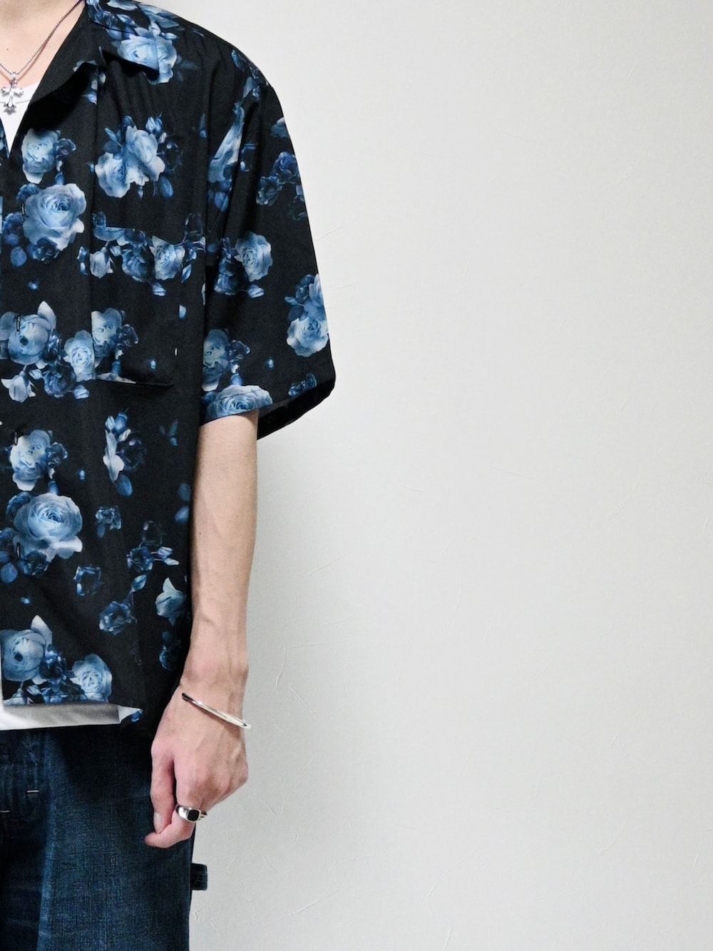 ブラック系のシャツ/ブラウス、ホワイト系のタンクトップ、ブルー系のデニムパンツを着用したメンズの春コーディネートの2枚目の写真