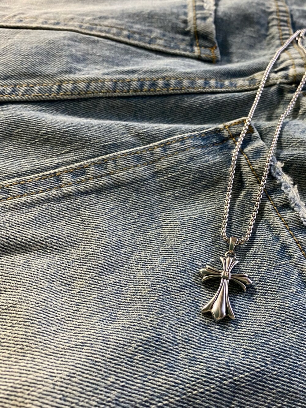 その他のシャツ/ブラウス、ブルー系のデニムパンツ、ブラック系のスニーカーを着用したメンズの春コーディネートの2枚目の写真