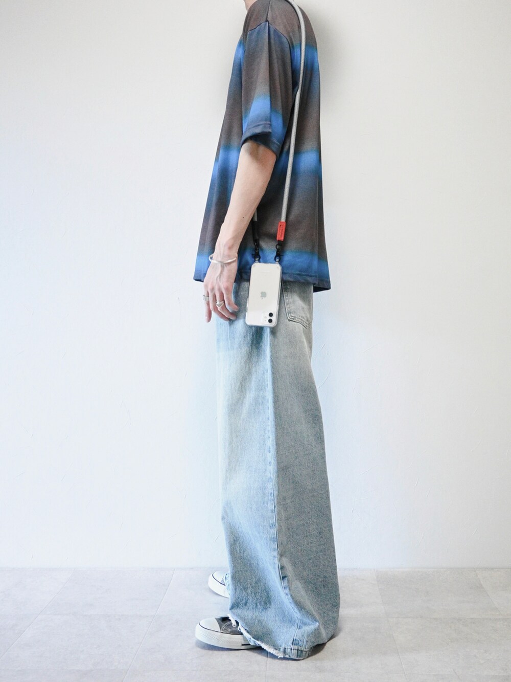 ブルー系のTシャツ/カットソー、ブルー系のデニムパンツ、シルバー系のネックレスを着用したメンズの夏コーディネートの2枚目の写真