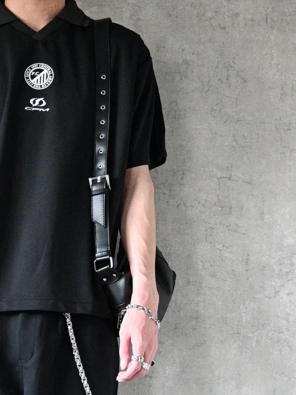 ブラック系のTシャツ/カットソー、ブラック系のパンツ、ブラック系のスニーカーを着用したメンズの夏コーディネートの2枚目の写真