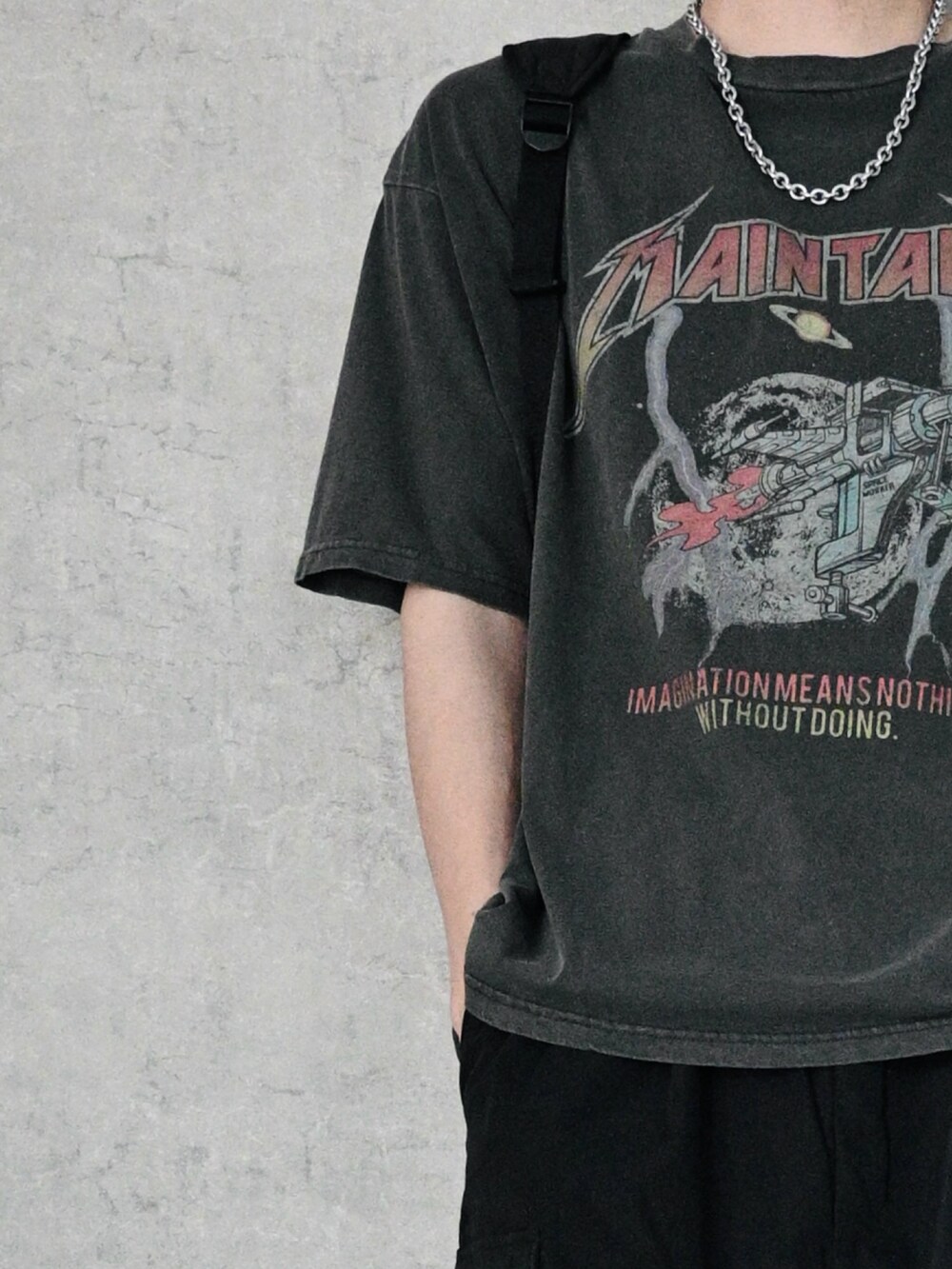グレー系のTシャツ/カットソー、ブラック系のカーゴパンツ、ブラック系のスニーカーを着用したメンズの夏コーディネートの2枚目の写真