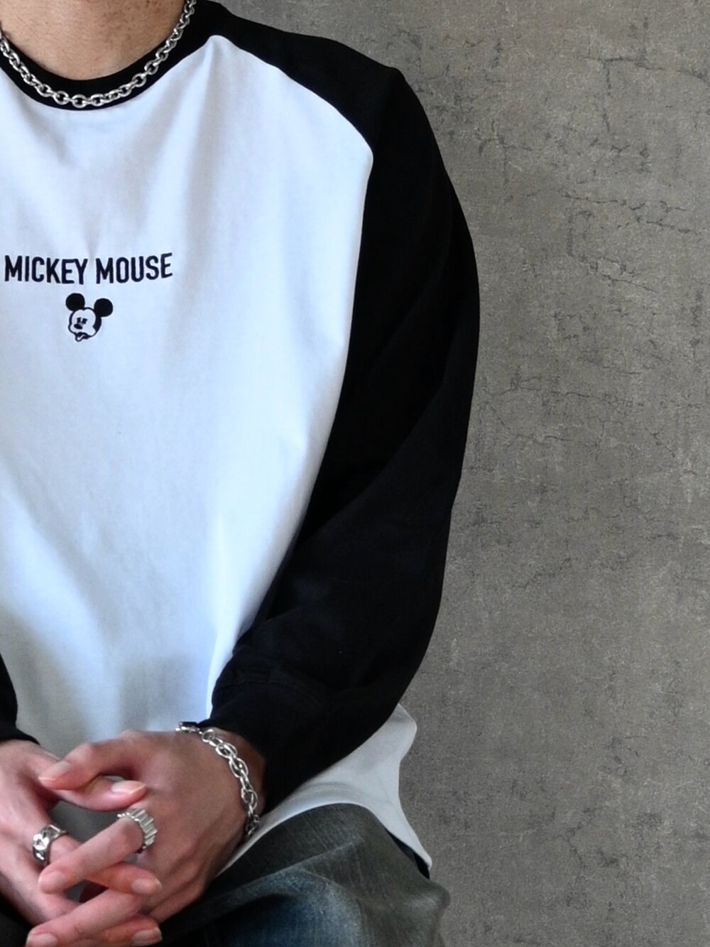 ホワイト系のTシャツ/カットソー、ブルー系のデニムパンツ、ブラック系のスニーカーを着用したメンズの春コーディネートの2枚目の写真