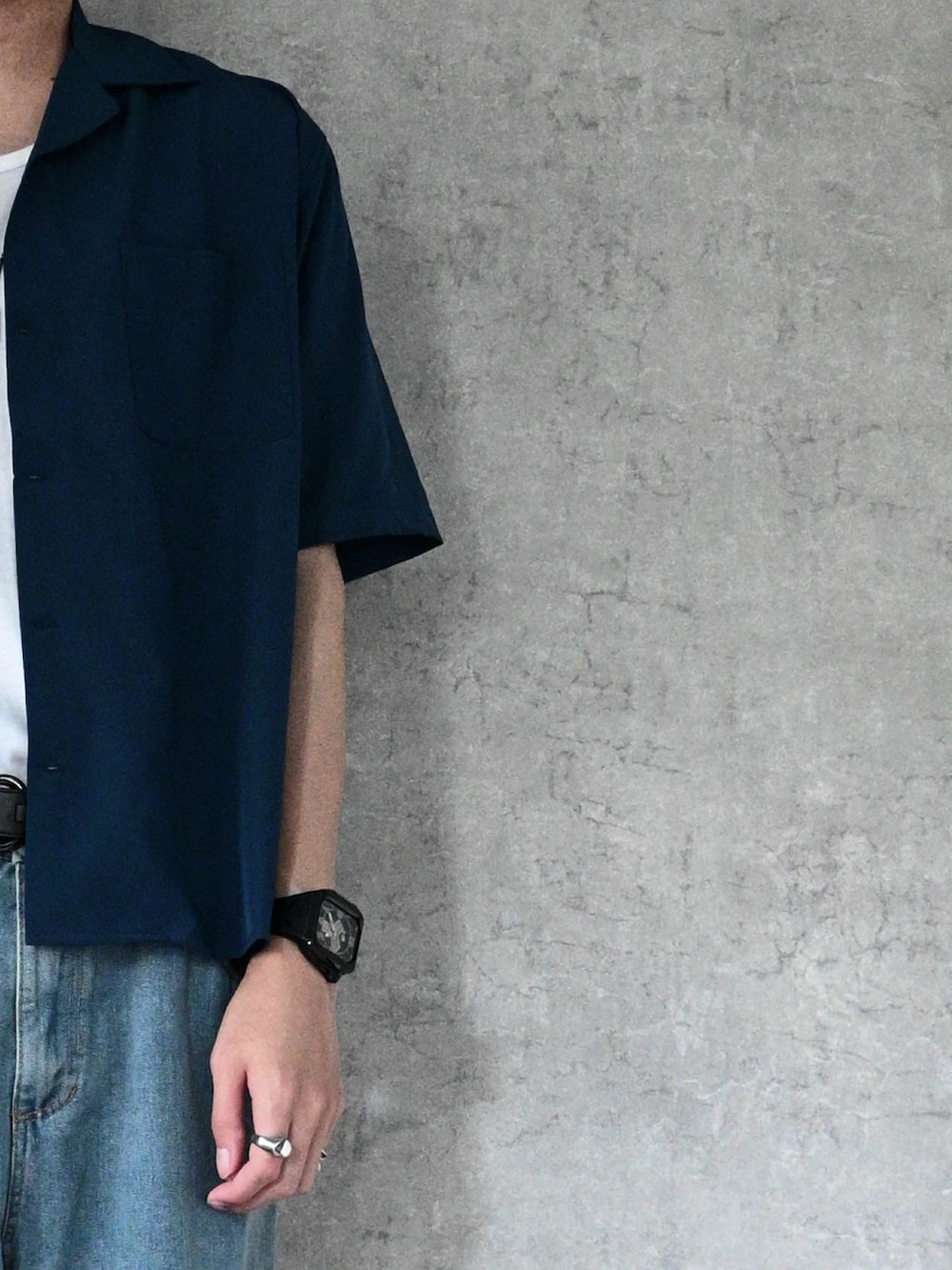 ブルー系のシャツ/ブラウス、ホワイト系のタンクトップ、ブルー系のデニムパンツを着用したメンズの夏コーディネートの2枚目の写真