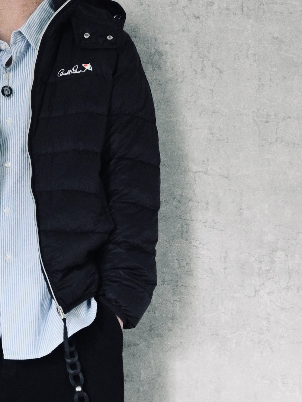 ブラック系のダウンジャケット/コート、ブラック系のネックレスを着用したメンズの冬コーディネートの2枚目の写真