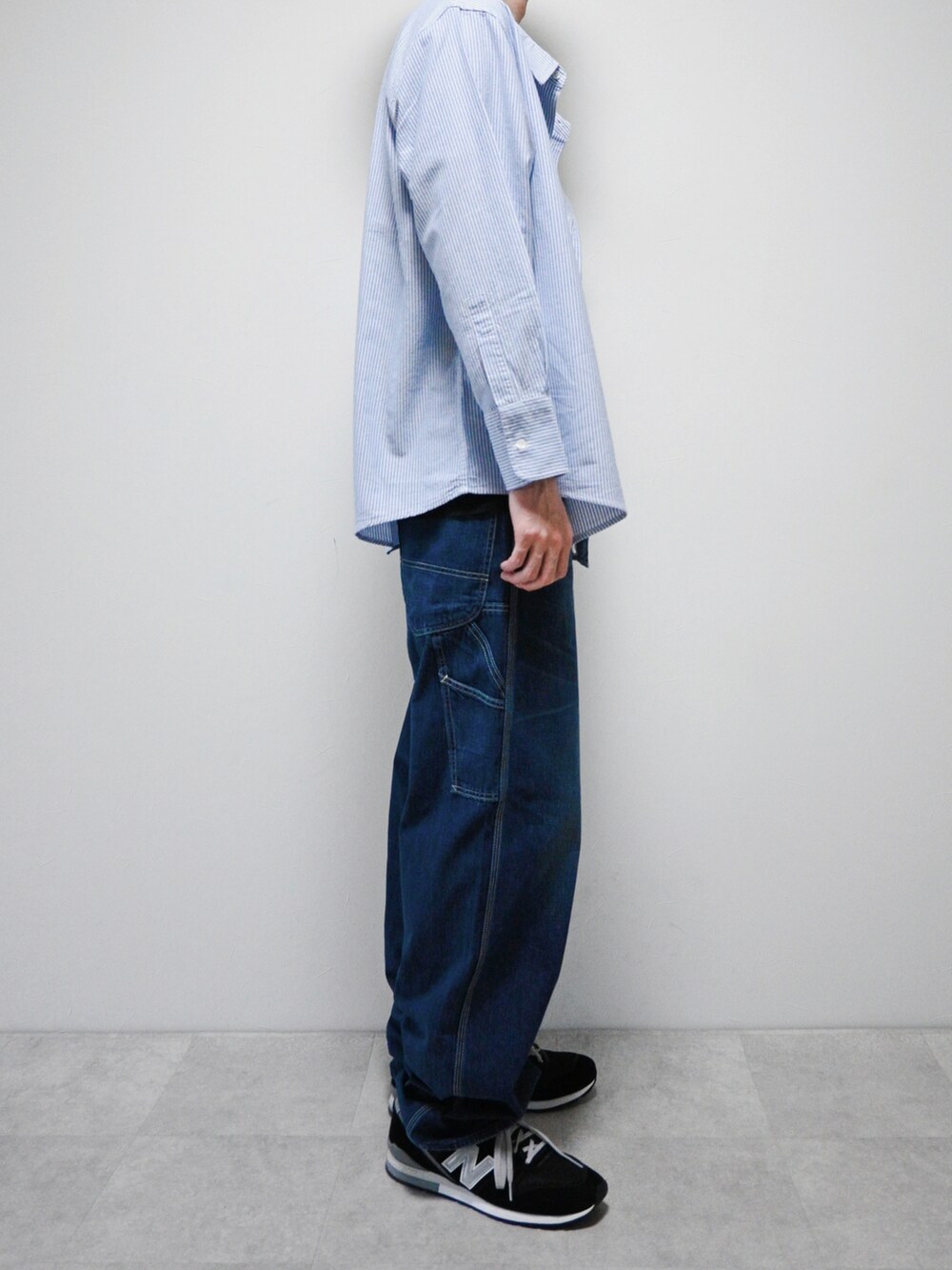 その他のシャツ/ブラウス、ブルー系のデニムパンツ、ブラック系のスニーカーを着用したメンズの春コーディネートの2枚目の写真