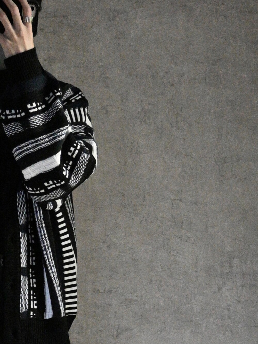 ブラック系のカーディガン/ボレロ、ブラック系のカーゴパンツ、ブラック系のスニーカーを着用したメンズの冬コーディネートの2枚目の写真