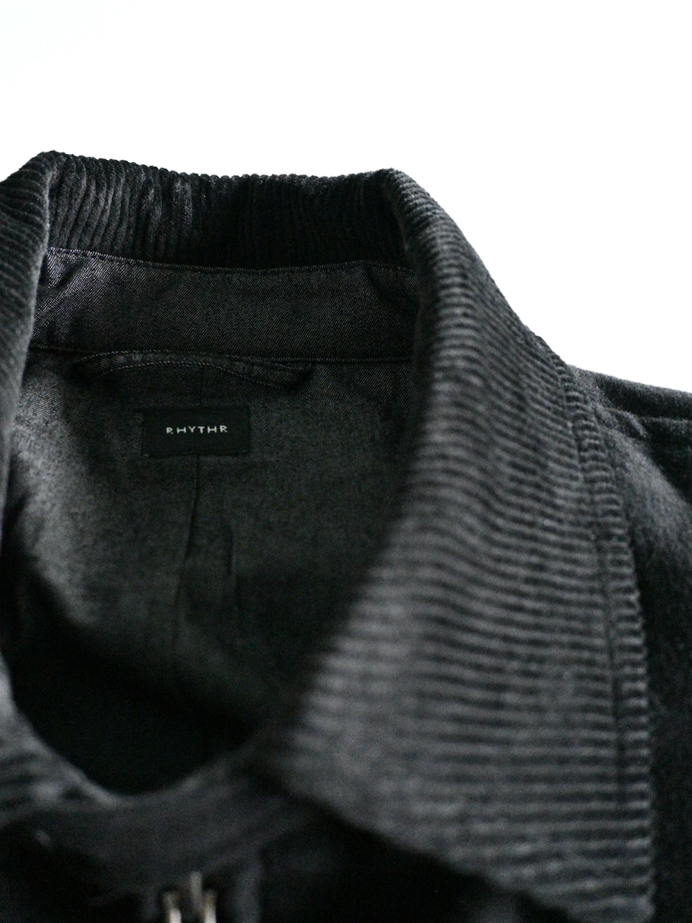 ブラック系のシャツ/ブラウス、ブラック系のスニーカー、ブラック系のブルゾンを着用したメンズの秋コーディネートの2枚目の写真