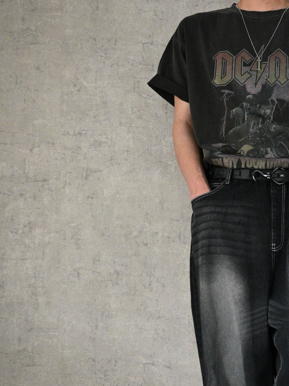 グレー系のTシャツ/カットソー、ブラック系のデニムパンツ、ブラック系のスニーカーを着用したメンズの夏コーディネートの2枚目の写真