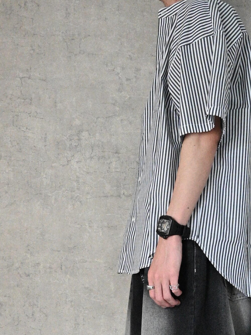 ブラック系のシャツ/ブラウス、ブラック系のデニムパンツ、ブラック系のスニーカーを着用したメンズの夏コーディネートの3枚目の写真