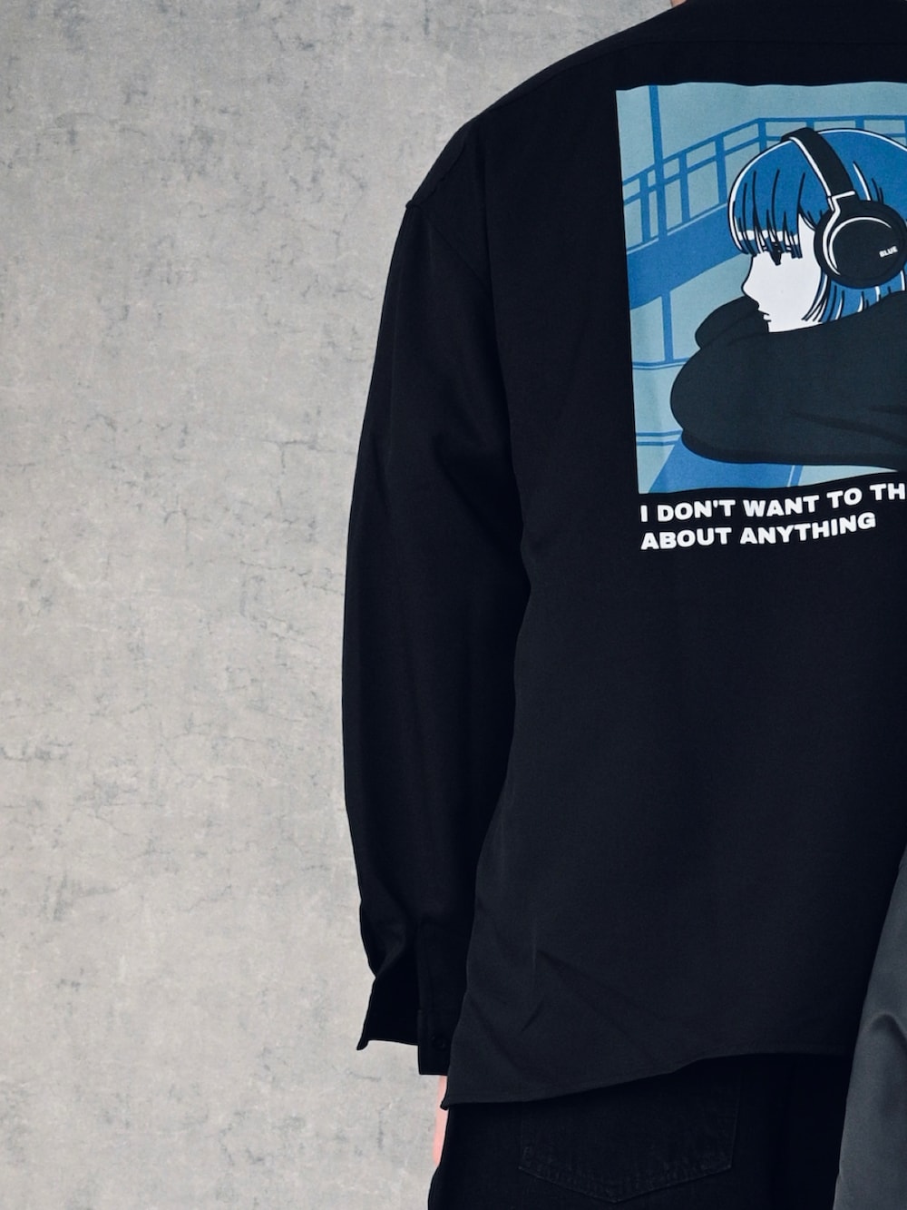 ブラック系のシャツ/ブラウス、グレー系のショルダーバッグ、ブラック系のデニムパンツを着用したメンズの春コーディネートの2枚目の写真