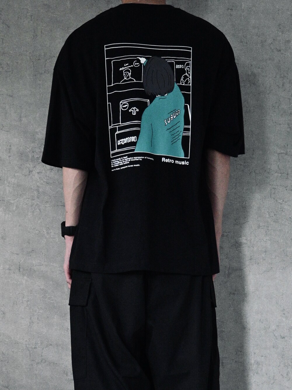 ブラック系のTシャツ/カットソー、ブラック系のカーゴパンツ、オレンジ系のショルダーバッグを着用したメンズの夏コーディネートの2枚目の写真