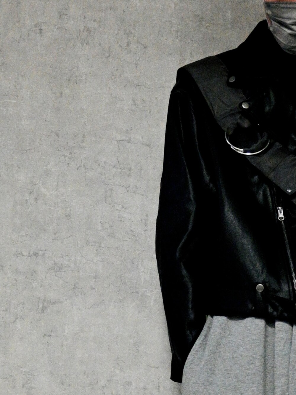 ブラック系のライダースジャケット、グレー系のスウェットパンツ、グレー系のショルダーバッグを着用したメンズの冬コーディネートの2枚目の写真