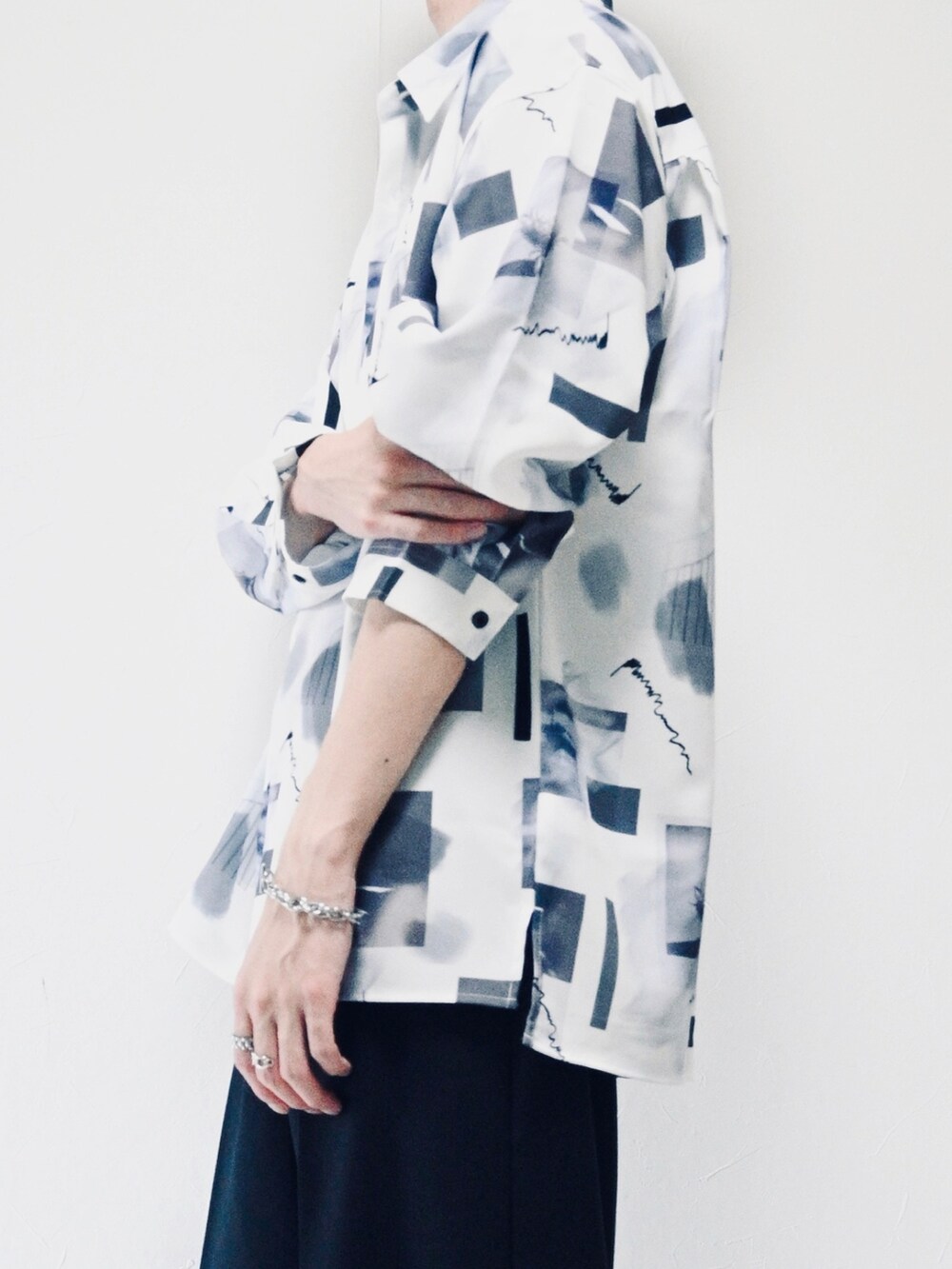 ホワイト系のシャツ/ブラウス、ブラック系のショルダーバッグ、ブラック系のスラックスを着用したメンズの夏コーディネートの2枚目の写真