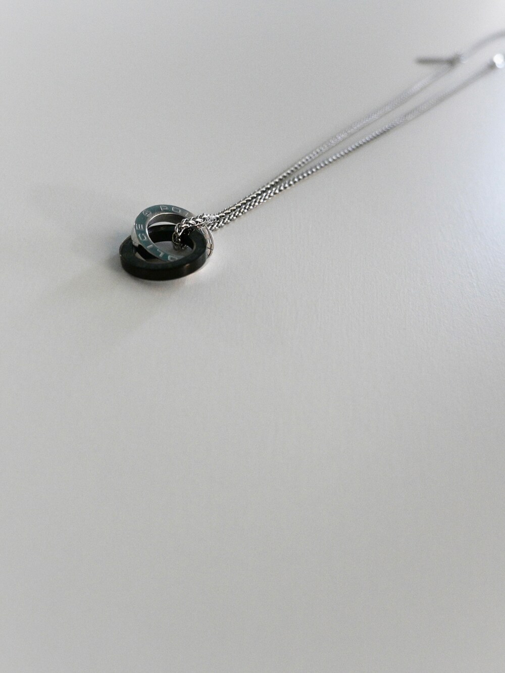 ブラック系のカーゴパンツ、ベージュ系のTシャツ/カットソー、ブラック系のシャツ/ブラウスを着用したメンズの夏コーディネートの2枚目の写真