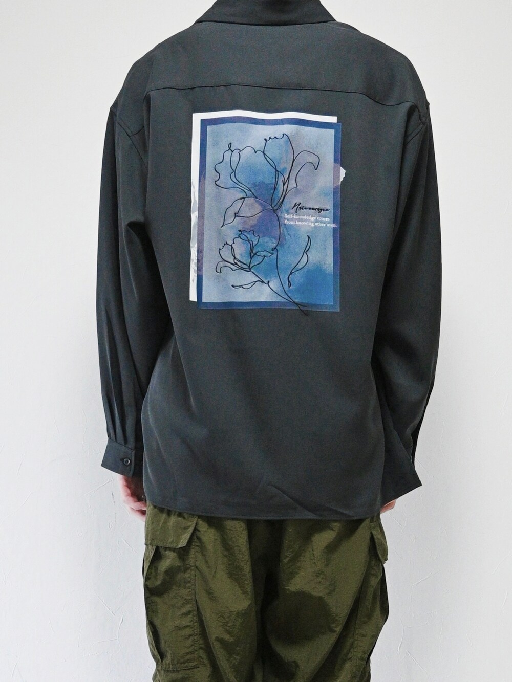 グレー系のシャツ/ブラウス、グリーン系のカーゴパンツ、シルバー系のアクセサリーを着用したメンズの夏コーディネートの2枚目の写真