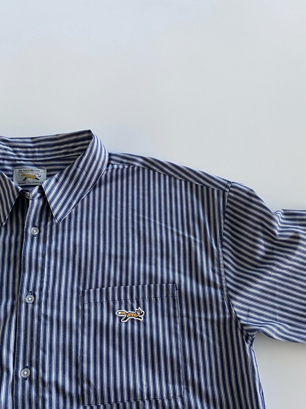 ブルー系のシャツ/ブラウス、ブラック系のデニムパンツ、ブラック系のローファーを着用したメンズの秋コーディネートの3枚目の写真