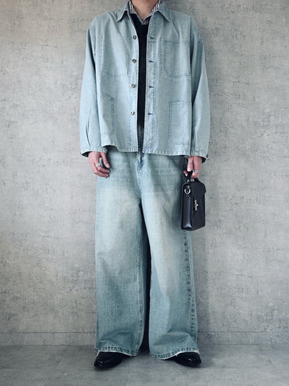 ブルー系のシャツ/ブラウス、ブラウン系のショルダーバッグ、ブラック系のネクタイを着用したメンズの春コーディネートの2枚目の写真