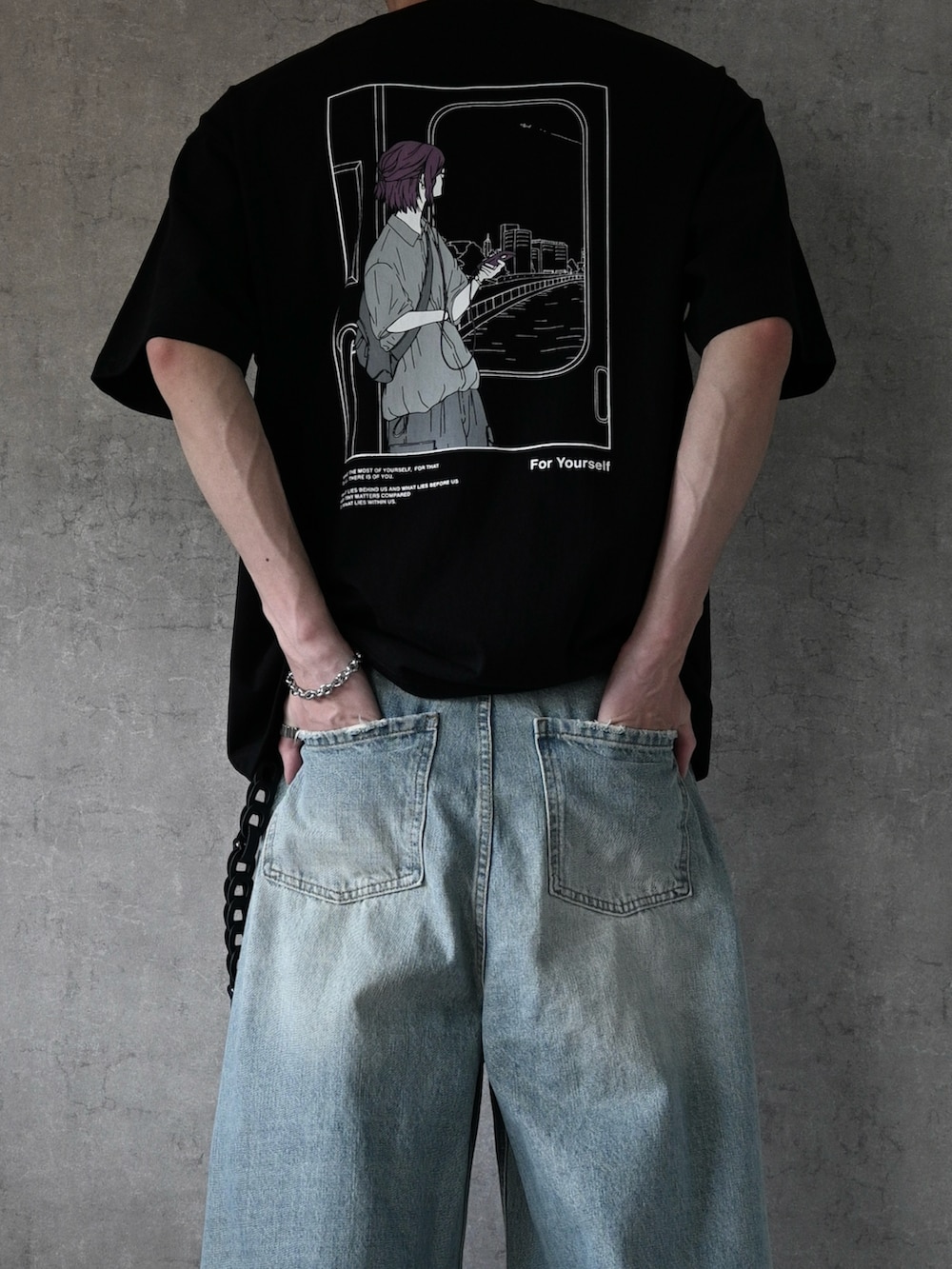 「Tシャツ×デニム、ワイドパンツ、夏服、デニム、Tシャツ、バックプリント」|「ILL'Sの25SS 新柄追加 イラストバックプリント / ワンポイント刺繍 ビッグシルエット半袖Tシャツ カットソー ユニセックス メンズ レディース【ILL'S】(Tシャツ/カットソー、ブラック系)」を使った、ちょびさん(骨格ナチュラル・メンズ・184cm)の春コーディネートの2枚目の写真