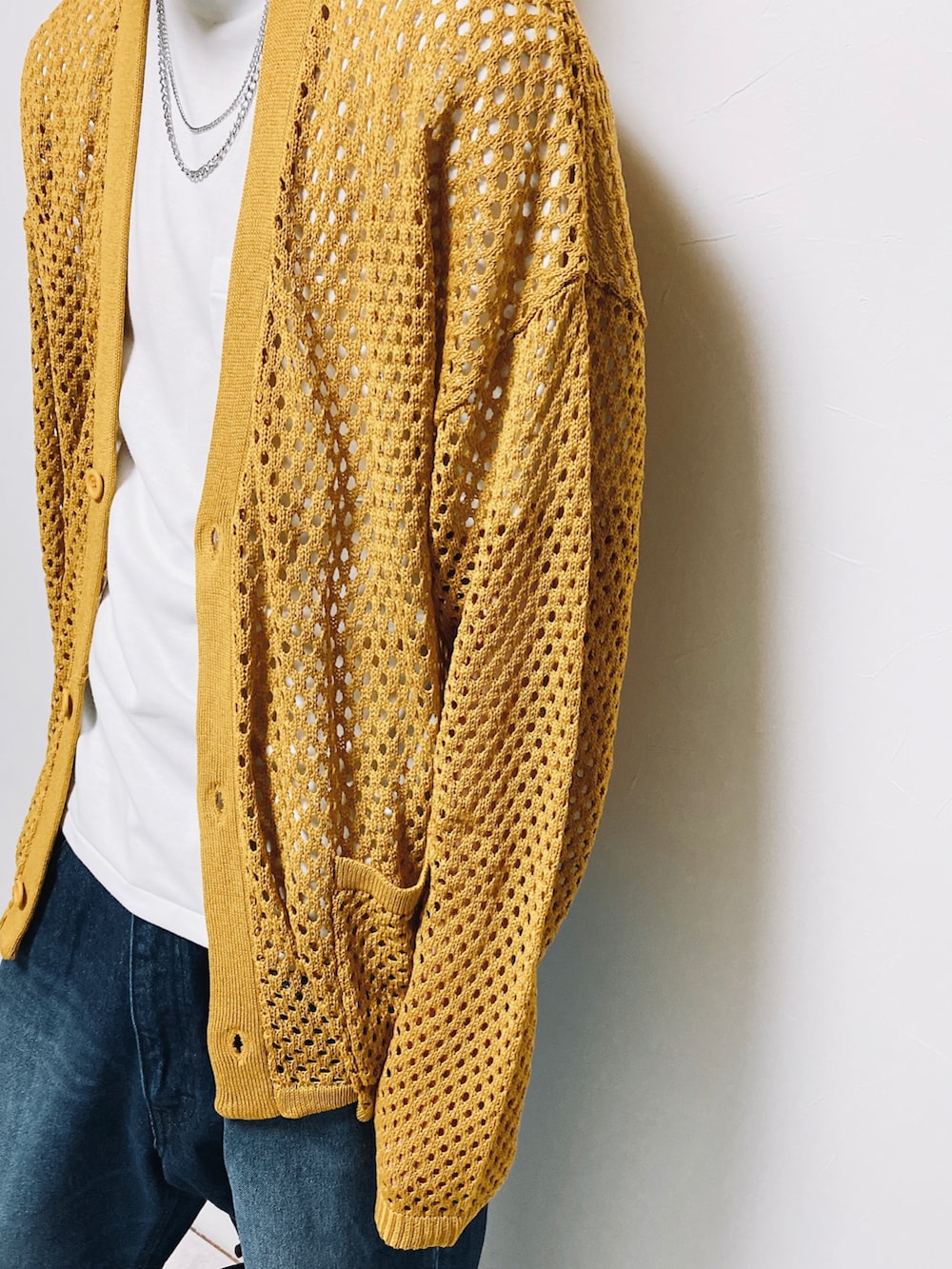 イエロー系のカーディガン/ボレロ、ブルー系のデニムパンツ、ブラック系のショルダーバッグを着用したメンズの夏コーディネートの2枚目の写真