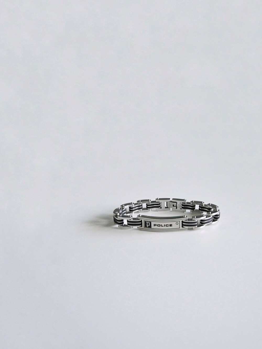 ブラック系のシャツ/ブラウス、ブラック系のバックパック/リュック、シルバー系のブレスレットを着用したメンズの夏コーディネートの2枚目の写真