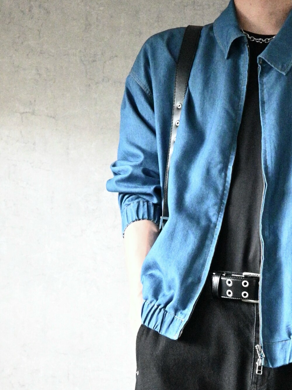 ブルー系のブルゾン、ブラック系のデニムパンツ、ブラック系のショルダーバッグを着用したメンズの夏コーディネートの2枚目の写真