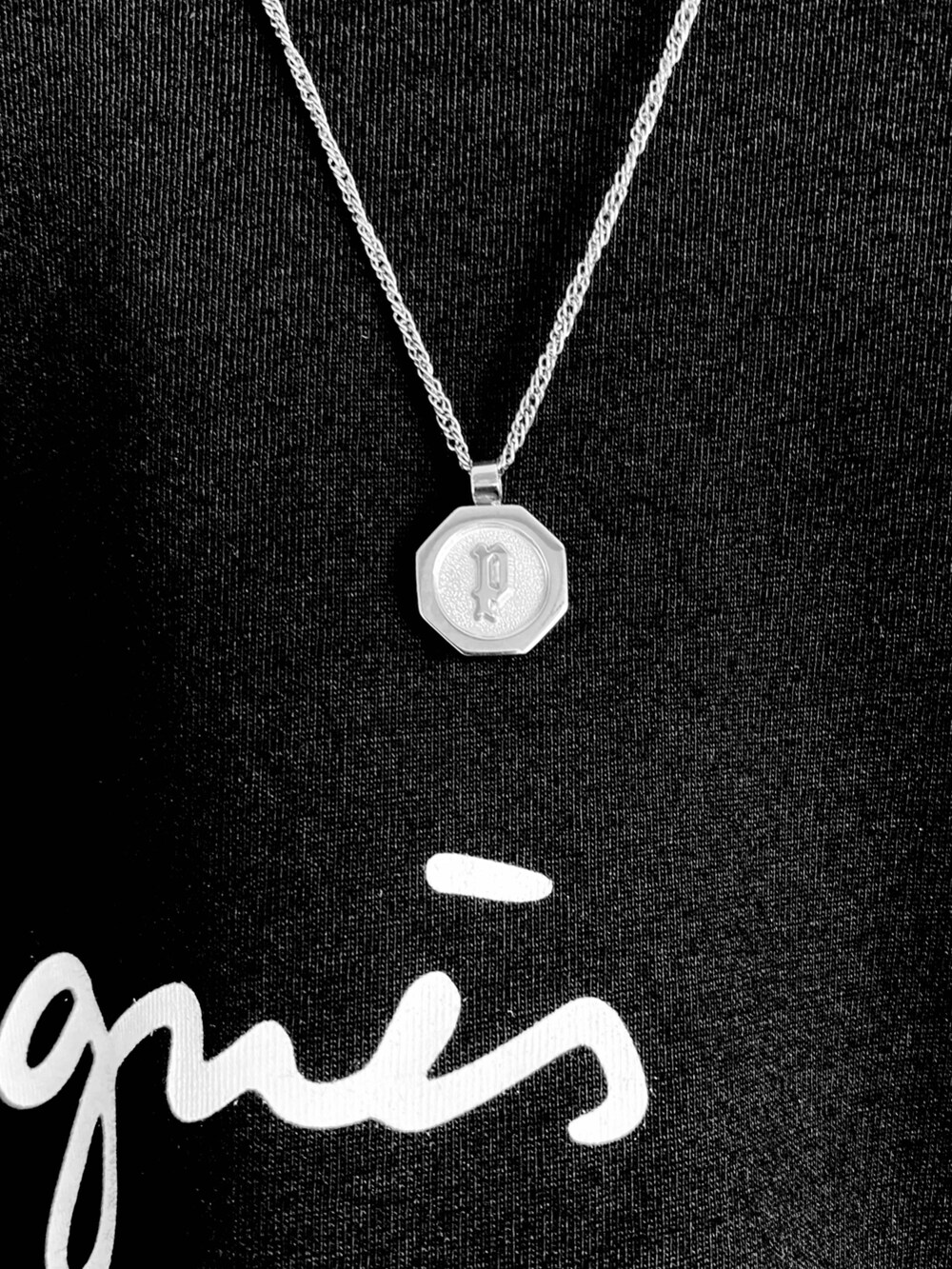 ブルー系のデニムパンツ、ブラック系のTシャツ/カットソー、ブラック系のスニーカーを着用したメンズの夏コーディネートの2枚目の写真