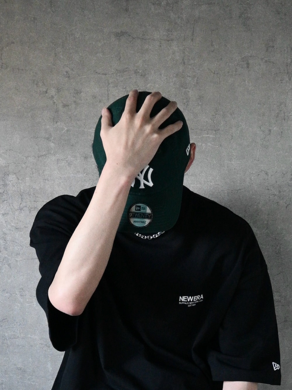 ブラック系のTシャツ/カットソー、ブラック系のデニムパンツ、ブラック系のスニーカーを着用したメンズの夏コーディネートの2枚目の写真